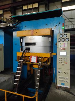 800吨下模移出式工程胎硫化机